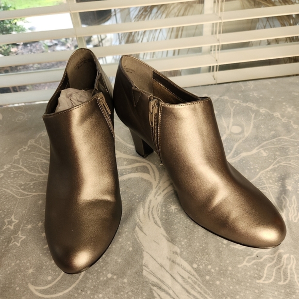 NWOT Women's Easy Street Zandra Pewter Bootie Size 11